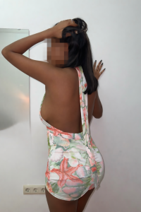 Mujer con vestido floral en interiores